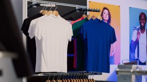 découvrez le rôle du visual merchandiser dans la mode : mise en valeur des produits, agencement des vitrines et optimisation de l'expérience client en boutique.