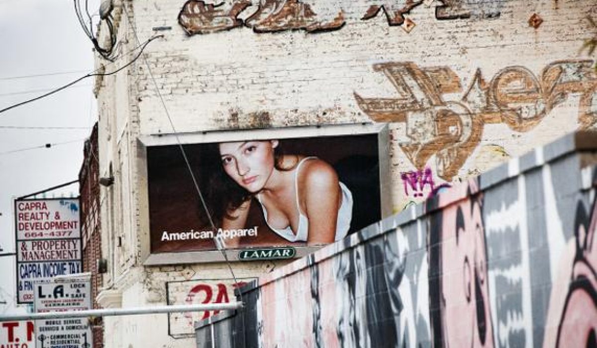 analyse de la chute du fondateur d'american apparel, explorant les scandales liés au sexe et les problèmes financiers qui ont conduit au déficit de l'entreprise.