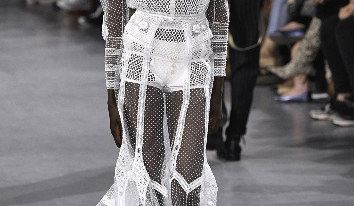 découvrez l'impact de john galliano sur la mode, son influence révolutionnaire et son héritage dans l'industrie du prêt-à-porter et de la haute couture.